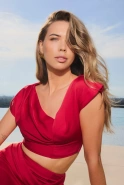 Akira – rotes Top mit asymmetrischem Schnitt