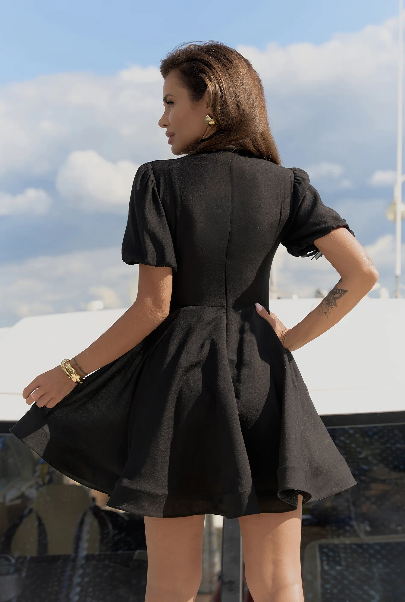 Beverly – schwarzes Minikleid mit Blumenapplikationen