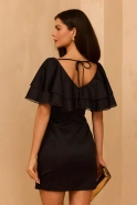 Abril - Schwarzes Kleid mit schwarzen Rüschen verziert 