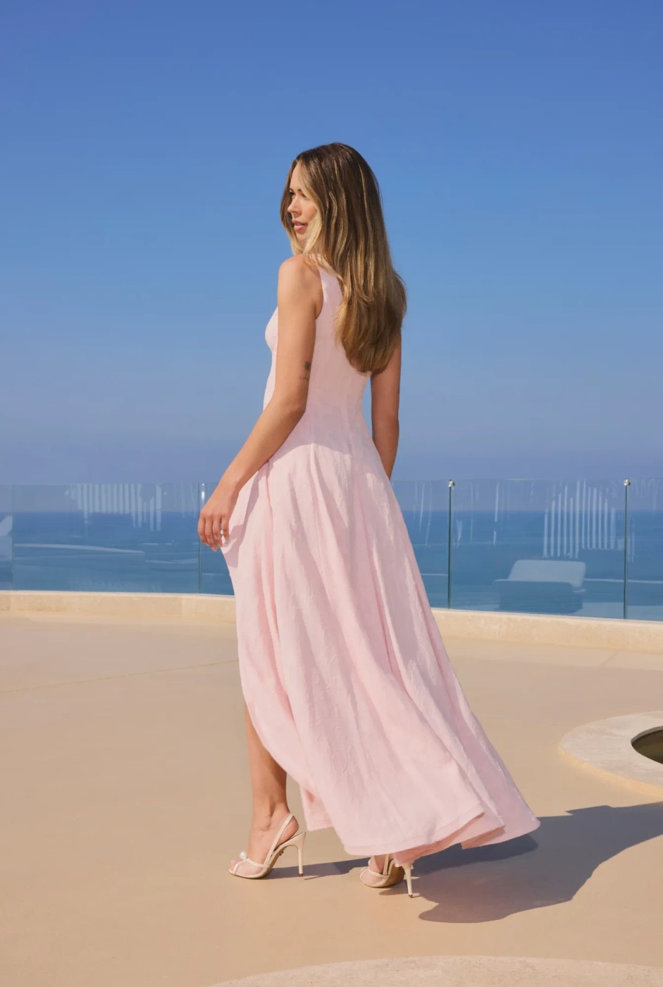 Elmina – hellrosa Midikleid mit asymmetrischem Saum