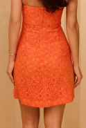 Essence - Orangefarbenes Minikleid mit Herzausschnitt, abnehmbarer Rose und verstellbaren Trägern