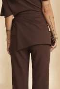 Padera – braune Bluse mit asymmetrischem Ausschnitt und Schößchen