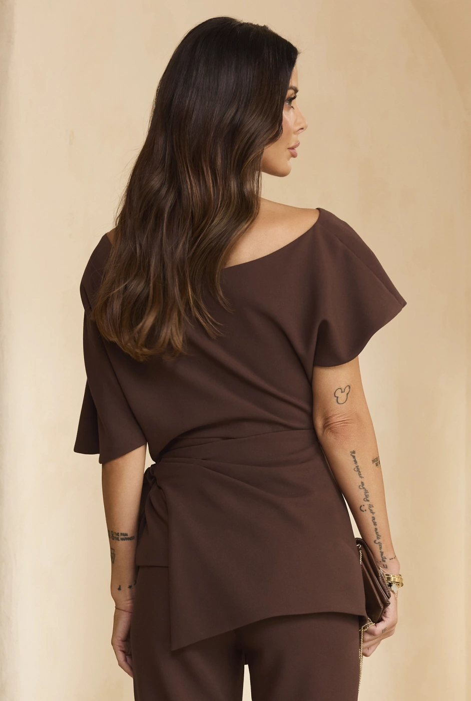 Padera – braune Bluse mit asymmetrischem Ausschnitt und Schößchen