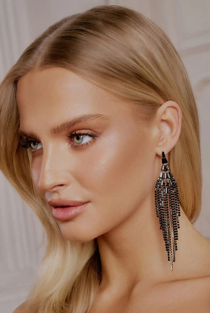 Cove - lange schwarze Ohrringe mit Zirkonen