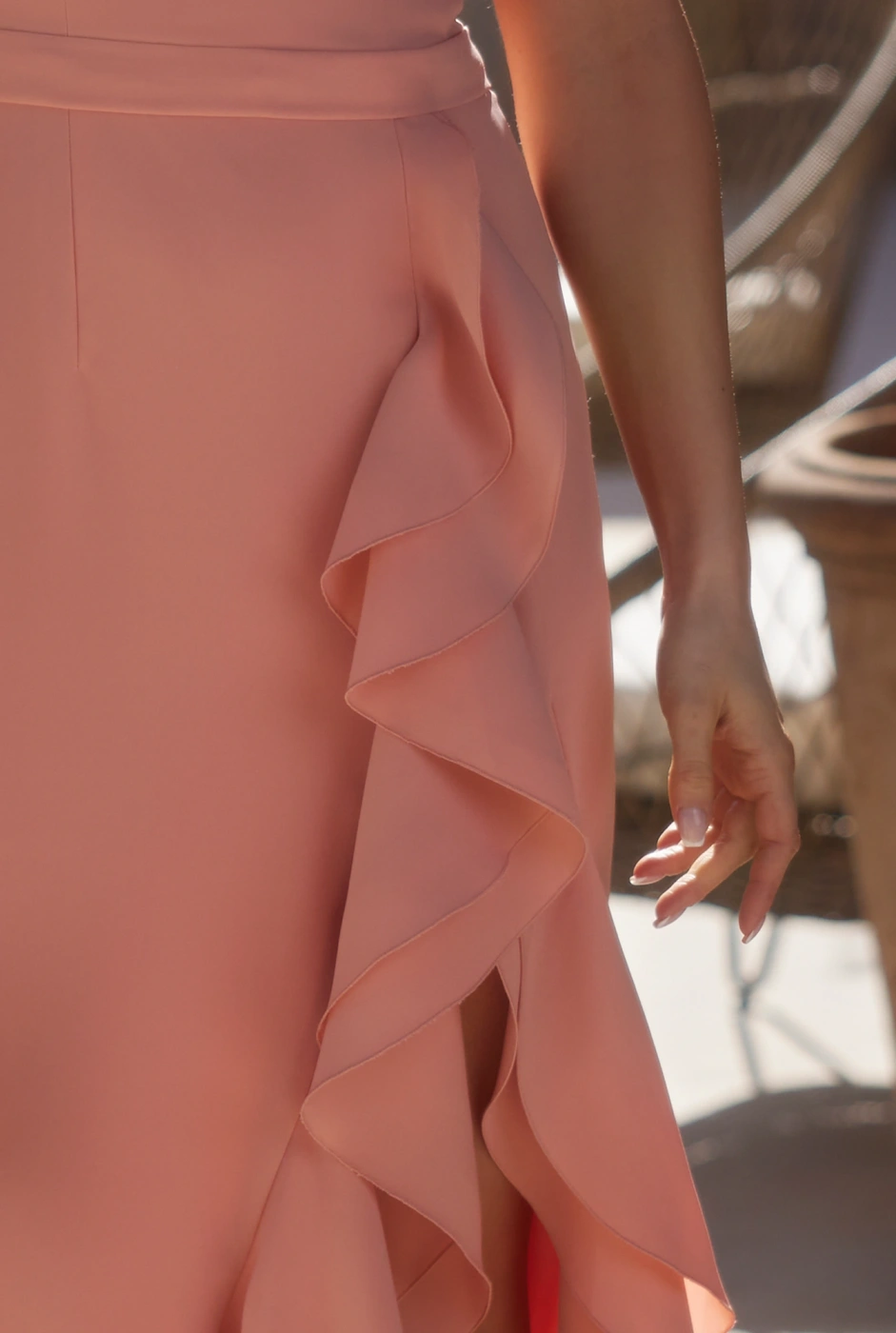Airine - Korsettkleid in Pfirsichton mit asymmetrischem Ausschnitt und Rüschen