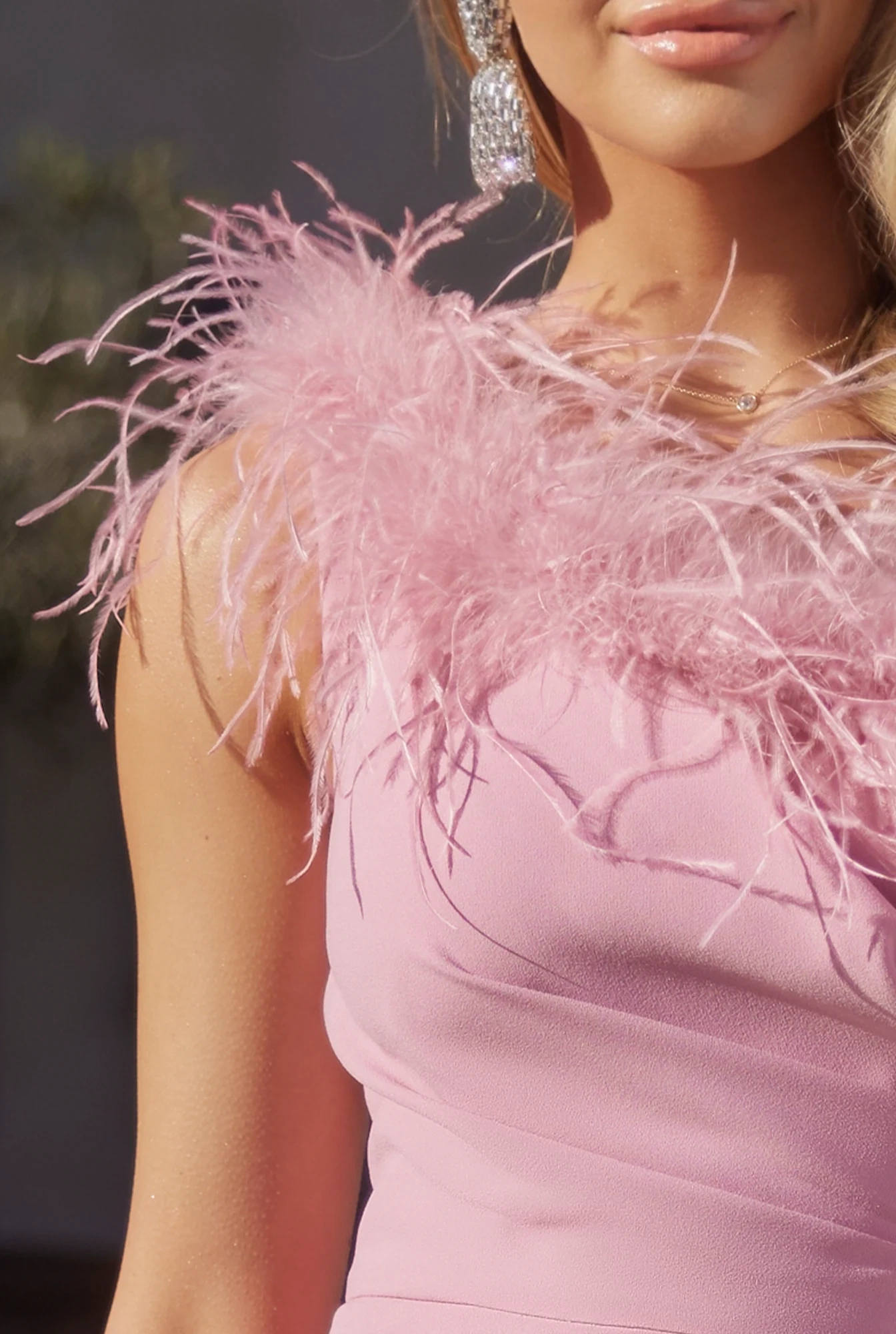 Amaya – Elegantes Maxikleid mit Korsett und Federn