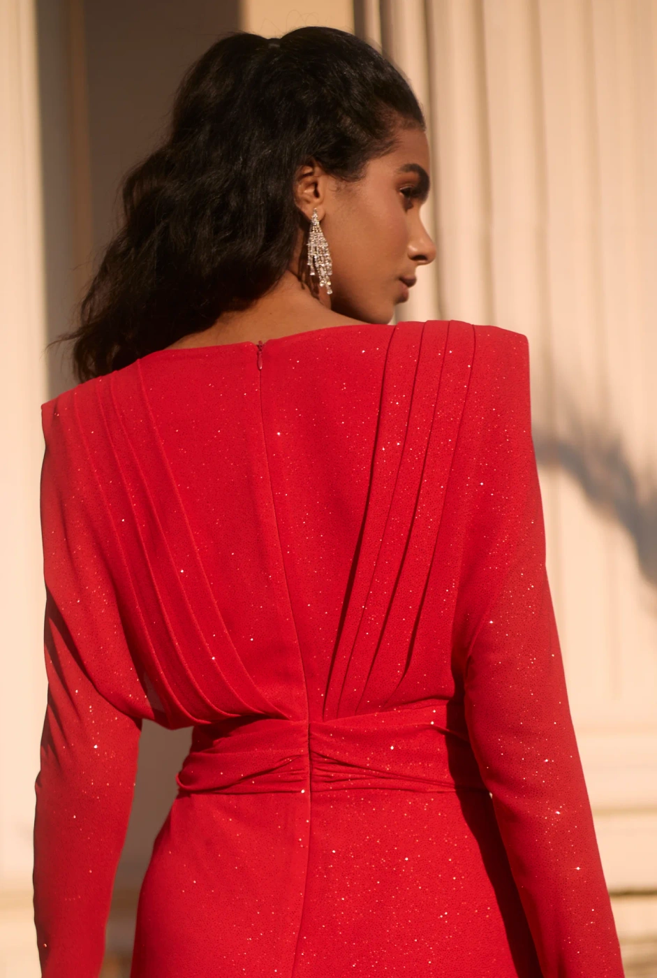Kinzly - impressive dress in the color of intense red with glitter