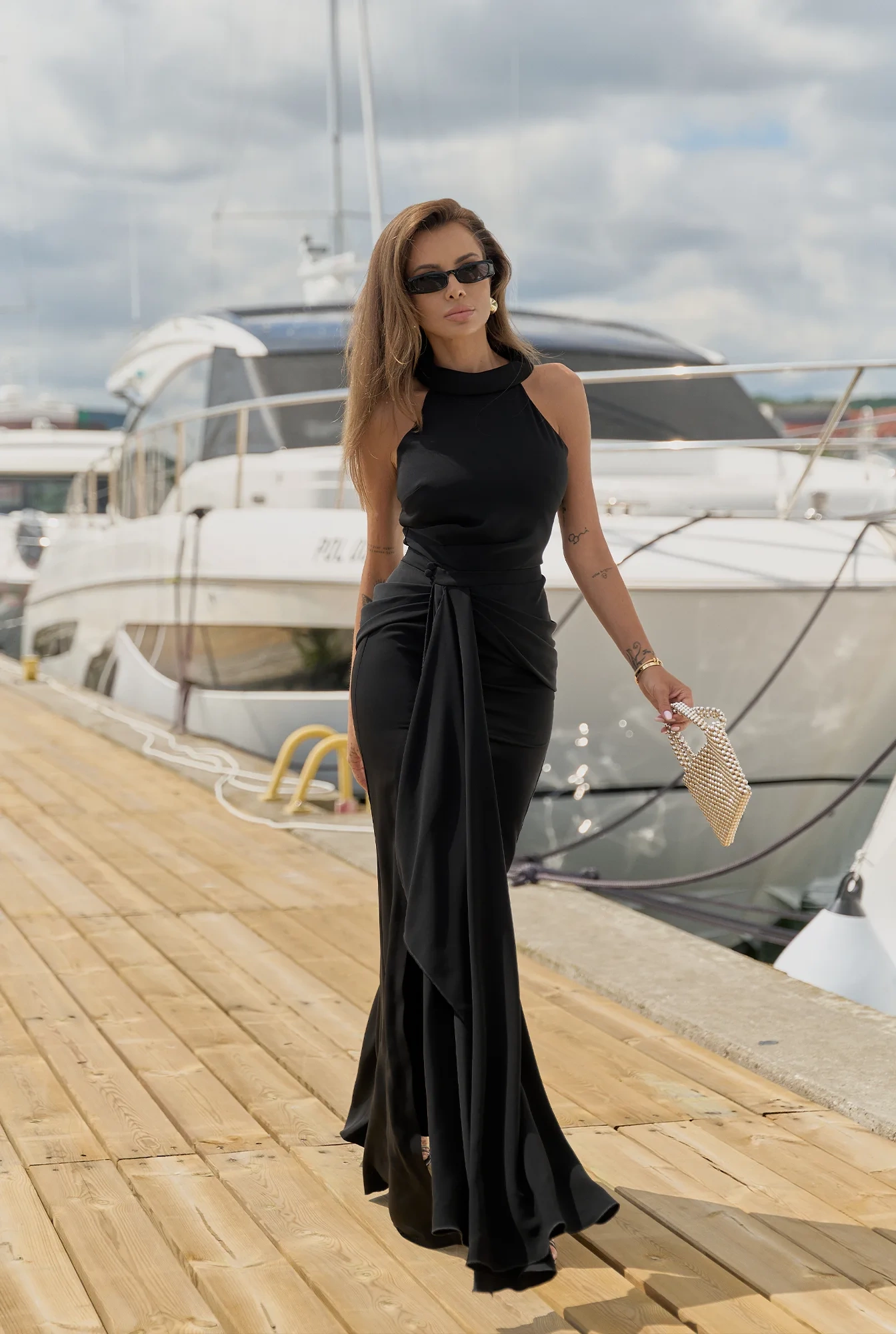 Anora – schwarzes Maxikleid mit Schleppe und Halterneck-Ausschnitt