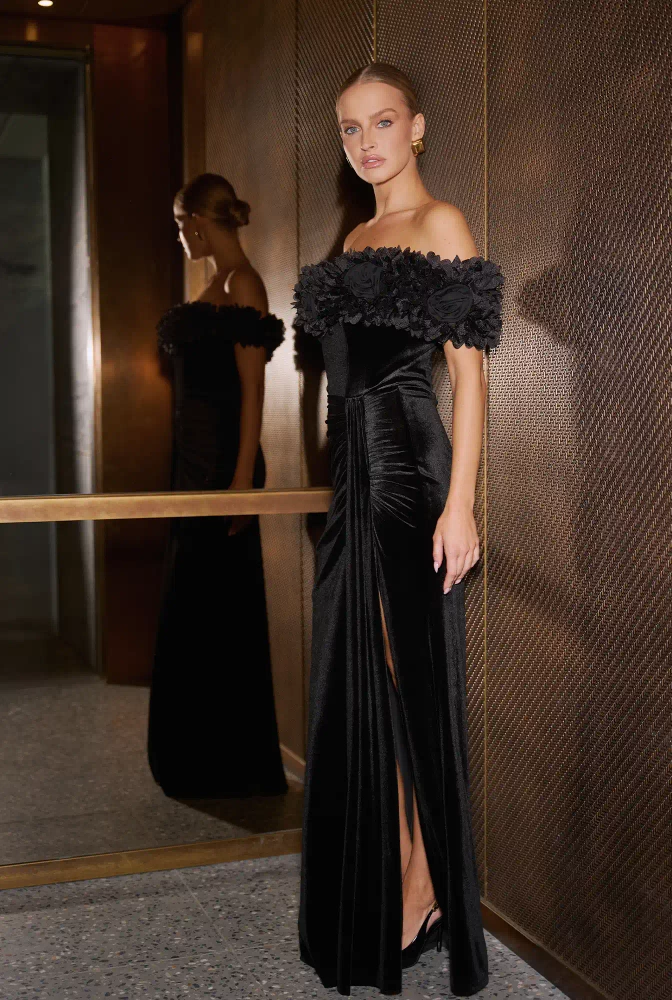 Klaudia – schwarzes Maxikleid mit Blumenverzierung