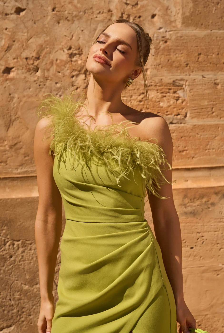 Jamila - asymmetrisches Maxikleid mit Federn