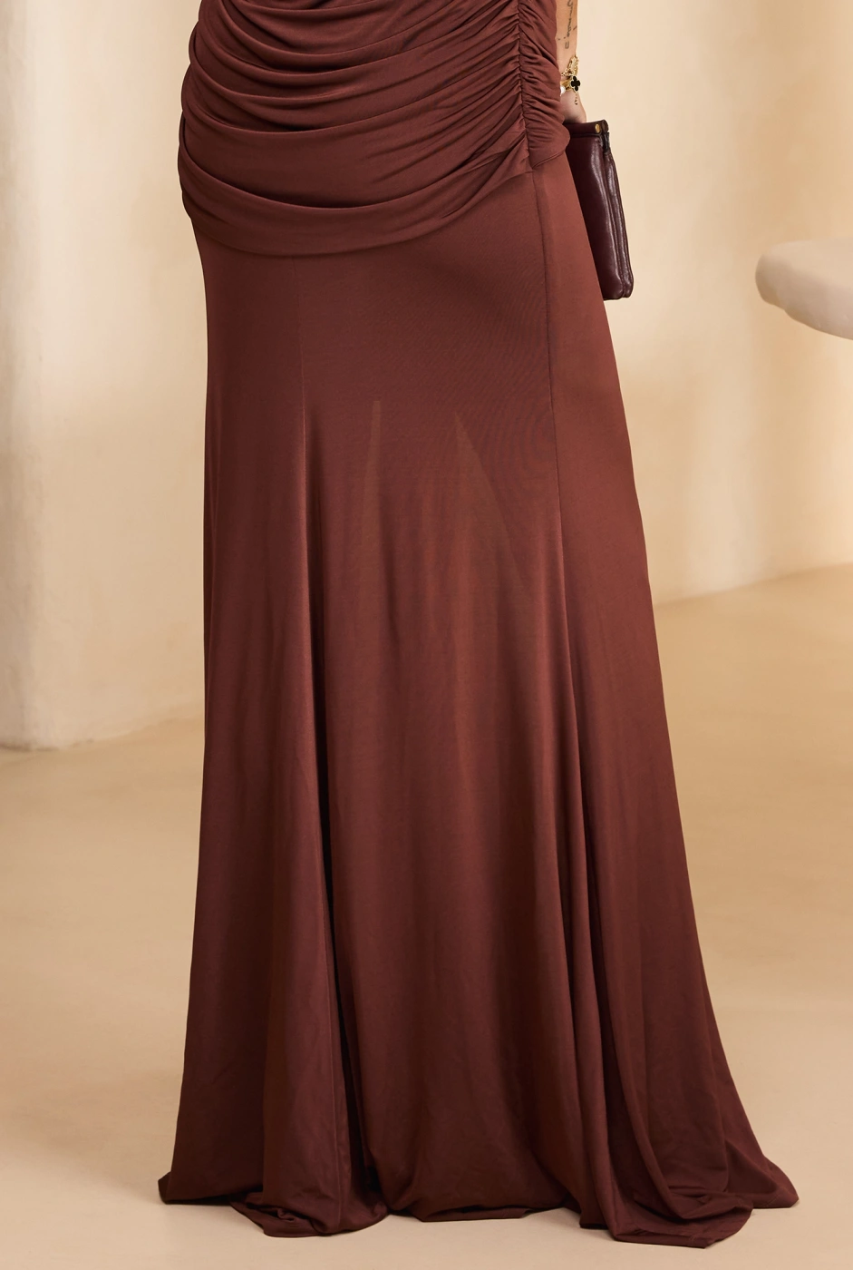 Vaela – braunes Maxikleid mit Rückenausschnitt