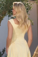 Yonca – gelbes Midi-Kleid mit eckigem Ausschnitt