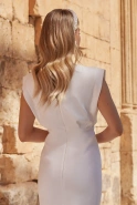 Jerefen - Elegantes Kleid mit betonten Schultern und dezenter Öffnung
