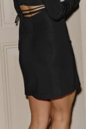 Demet – schwarzer Mini mit Bändern um Hals und Taille
