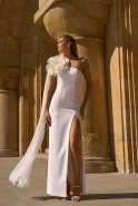 Lilianna - asymmetrisches Brautkleid mit Blumenverzierung
