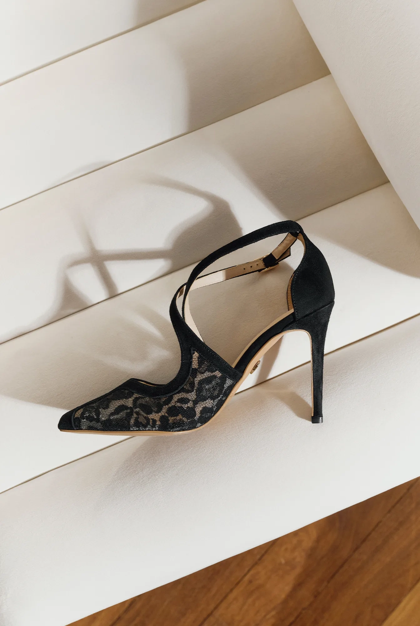 Chiari – schwarze Wildleder-Pumps mit Spitzen-Detail