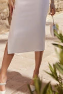 Jerefen - Elegantes Kleid mit betonten Schultern und dezenter Öffnung