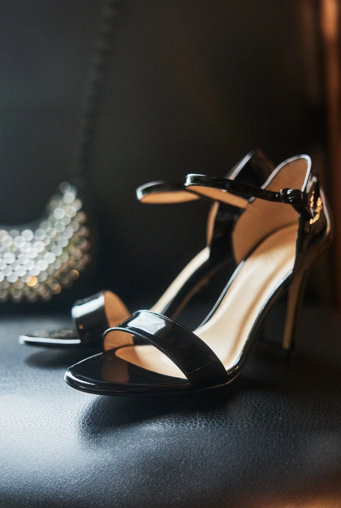 Zarina - Schwarz lackierte Stiletto-Sandale