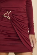 Nikos – bordeauxfarbenes Minikleid mit Drapierungen und Schmuckdetail