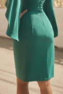 Rafia - Elegantes grünes Midikleid mit V-Ausschnitt und verzierten Ärmeln