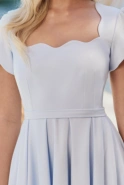 Goreti – blaues Midikleid mit Wellenausschnitt