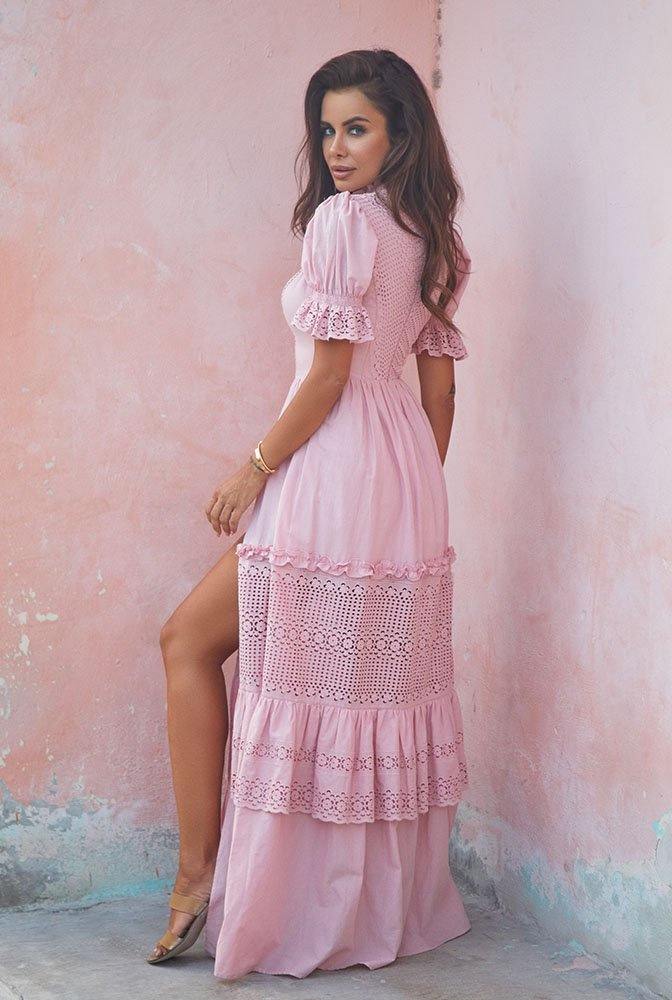 Aytona - durchbrochenes Maxikleid in einem rosa Farbton