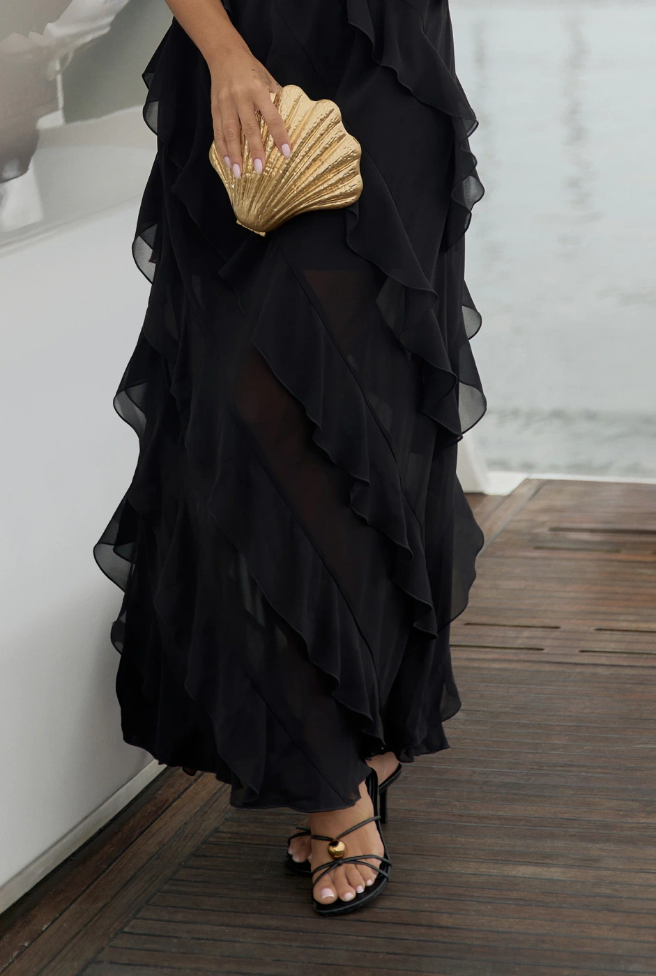 Samanta – schwarzes Maxikleid mit luftigen Volants
