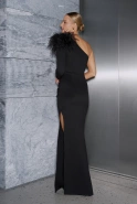Elegante – schwarzes asymmetrisches Maxi-Kleid mit Federbrosche