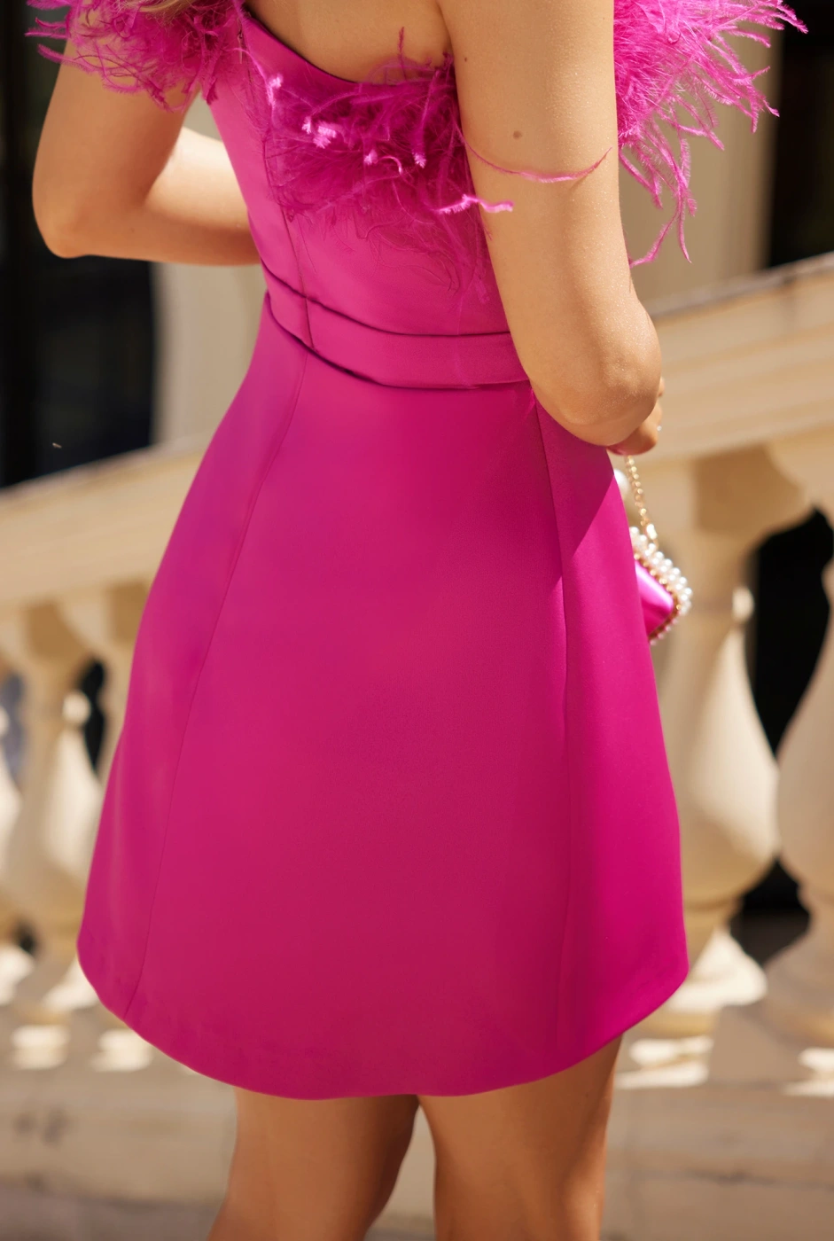 Ganna - Asymmetrisches Minikleid mit Federboa und Trapezrock