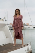 Hemera – braunes Midi-Kleid mit dekorativem Schlitz