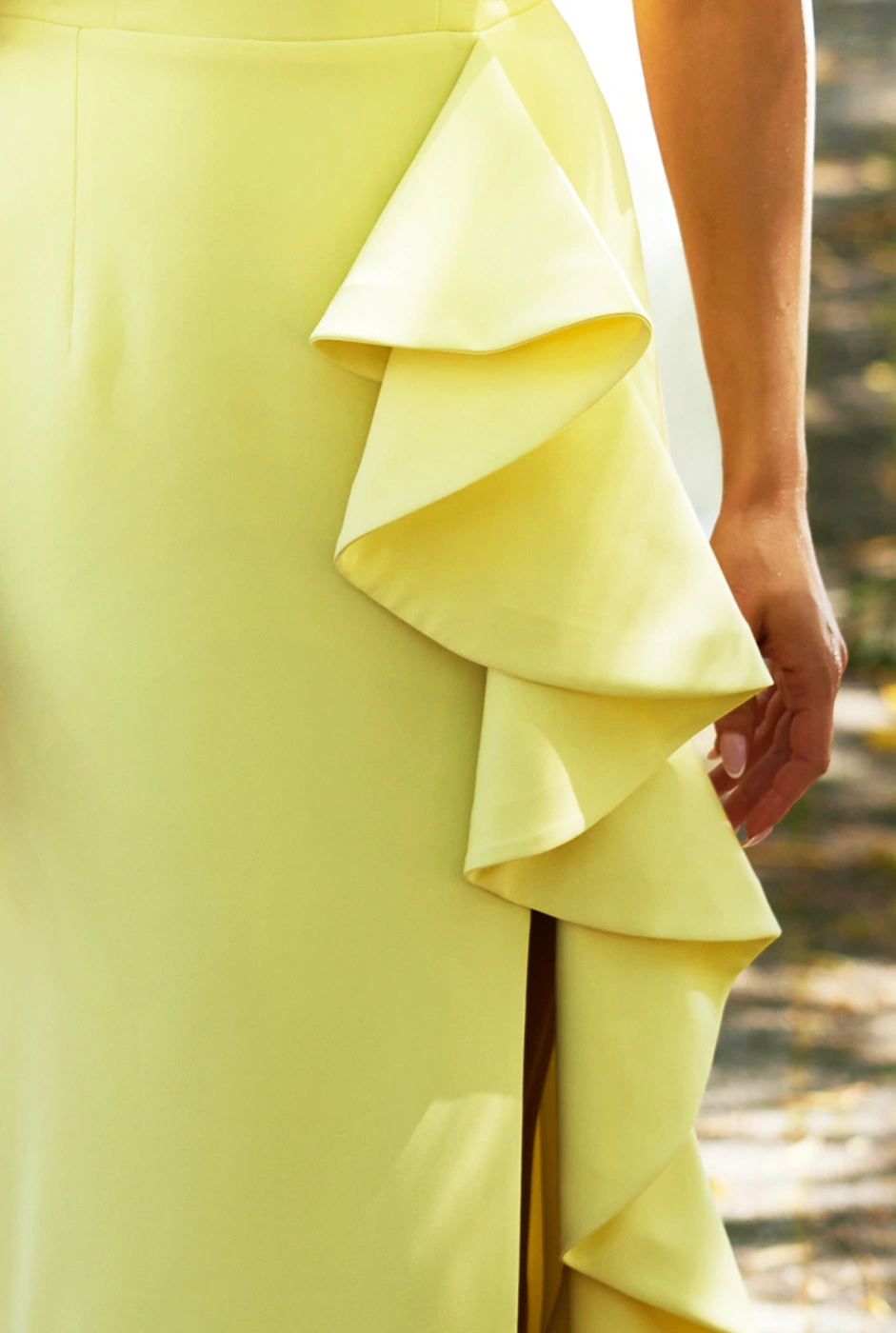 Ana - Asymmetrisches Maxikleid mit Korsett und auffälligen Rüschen