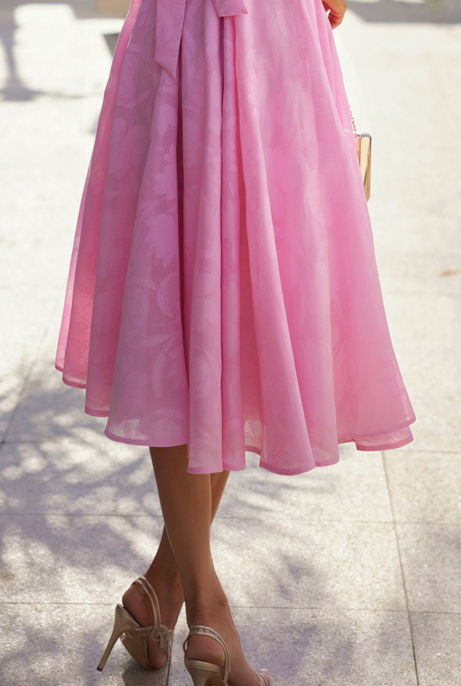 Omena - Midikleid mit spitzem Ausschnitt, verstellbaren Trägern und elegantem Prägemuster