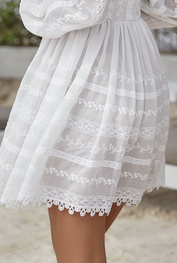 Aluna - Spitzenkleid mit Stehkragen in einem weißen Farbton