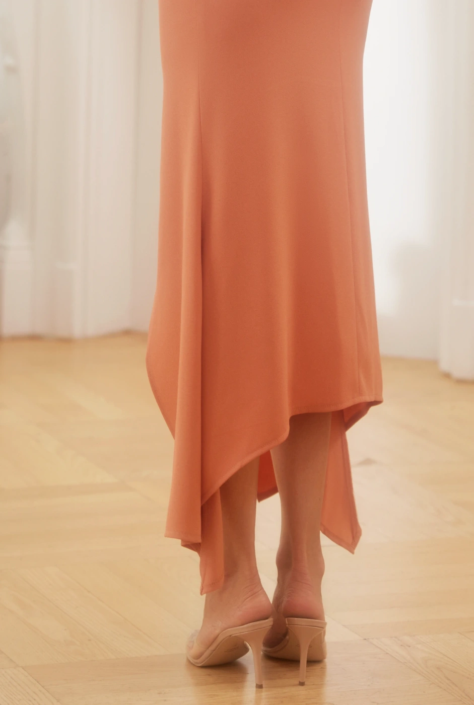 Ariks - Einzigartiges Midikleid in einem pastellfarbenen Orangeton