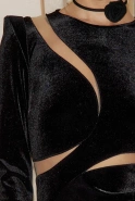 Apolonia - eine Komposition von Ausschnitten in einem schwarzen Minikleid