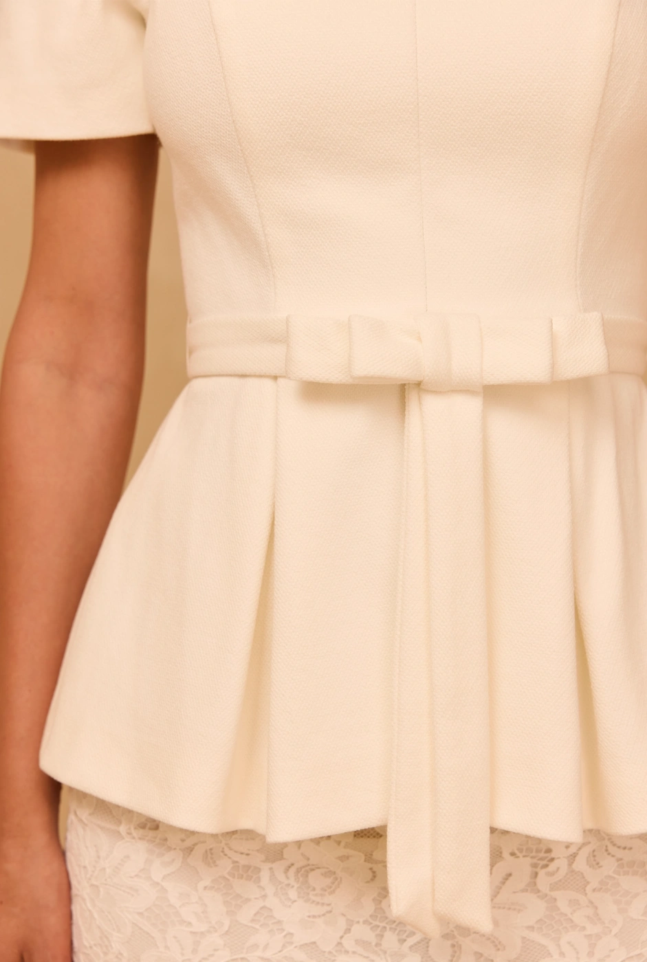 Lurdes – Set in Off-White: Bluse + Rock