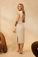 Fiametta – beige Midi-Kleid mit dekorativen Broschen