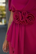 Mead - Minikleid in Rosa mit asymmetrischem Schnitt, Stehkragen und Puffärmeln