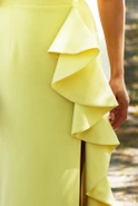 Ana - Asymmetrisches Maxikleid mit Korsett und auffälligen Rüschen