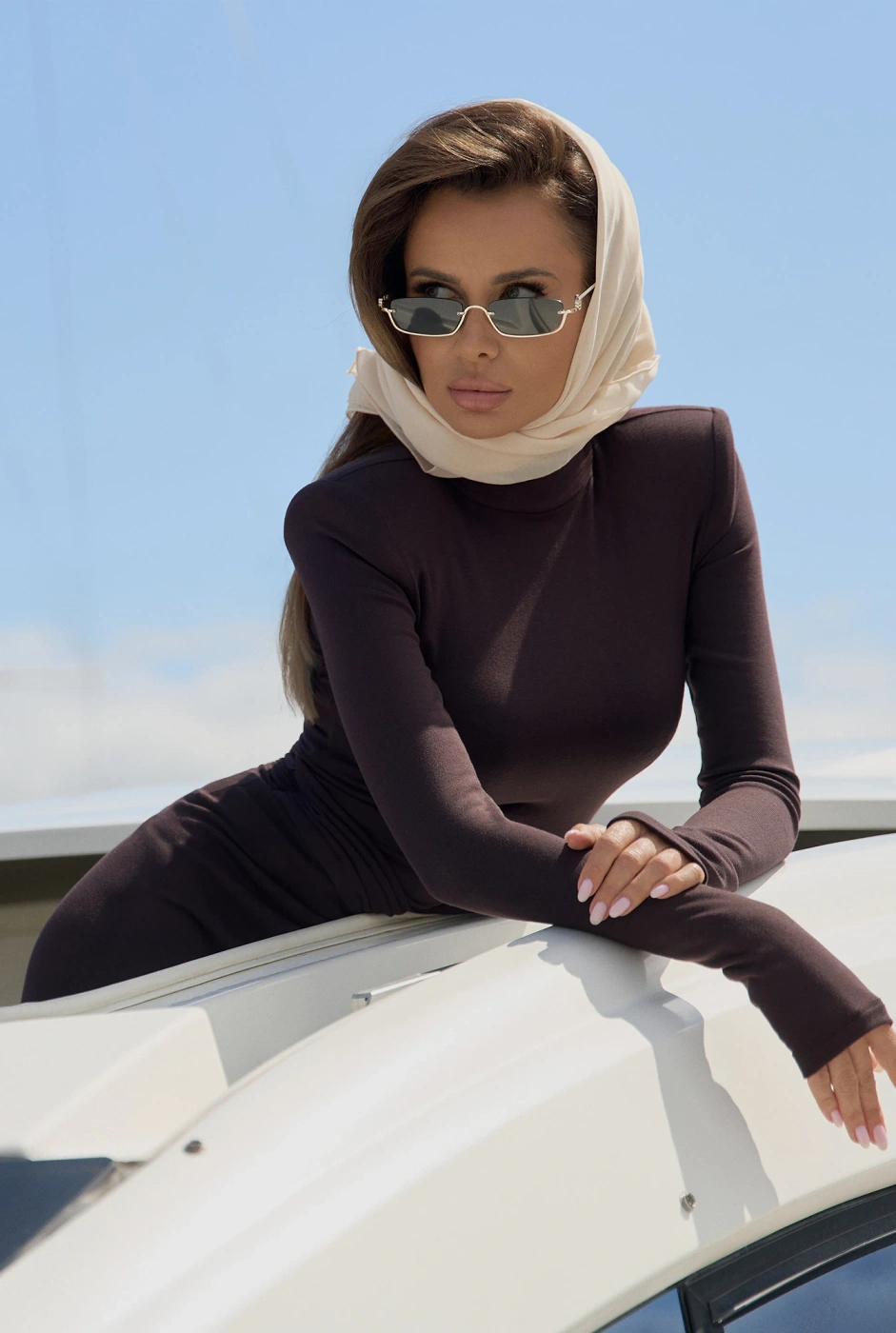 Amalfi – schokoladenfarbenes Maxikleid mit dekorativer Raffung
