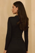 Ariana - Schwarzes Maxikleid mit verschnörkelter Schnalle, Schulterpolstern und Zirkonen