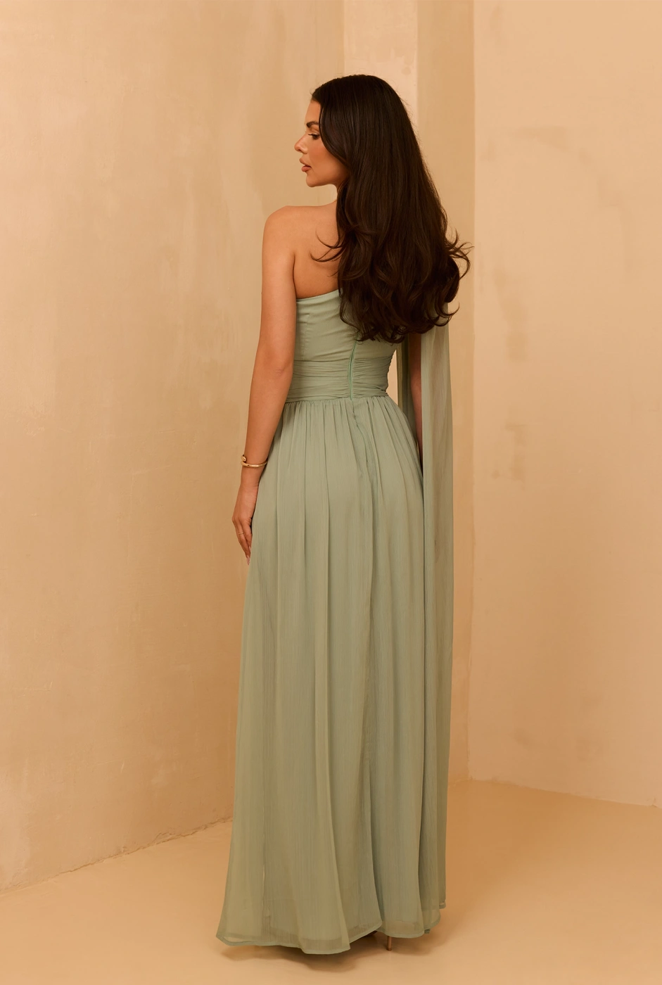 Serena - Asymmetrisches Maxikleid mit weiten, abnehmbaren Ärmeln und gerüschtem Unterteil