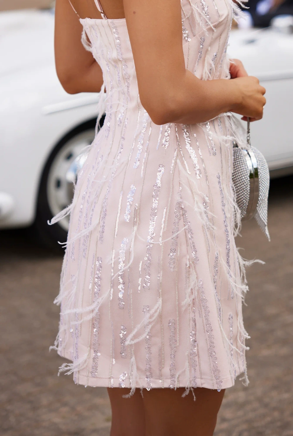 Virgo - Minikleid in Pastellrosa mit verstellbaren Trägern, rechteckigem Ausschnitt, doppellagig mit Paillettenstickerei und Federn