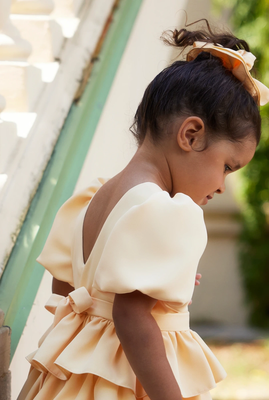Tide - Gelbes Kinderkleid mit Buff-Ärmeln und Rüschen + Haarband