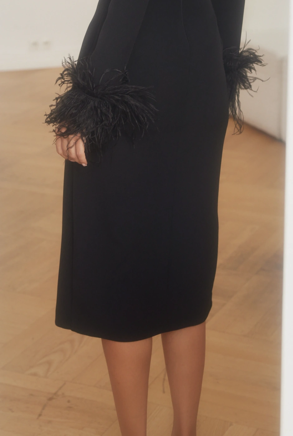 Soledad - Schwarzes Midikleid mit Federn für besondere Anlässe
