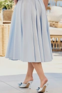 Goreti – blaues Midikleid mit Wellenausschnitt