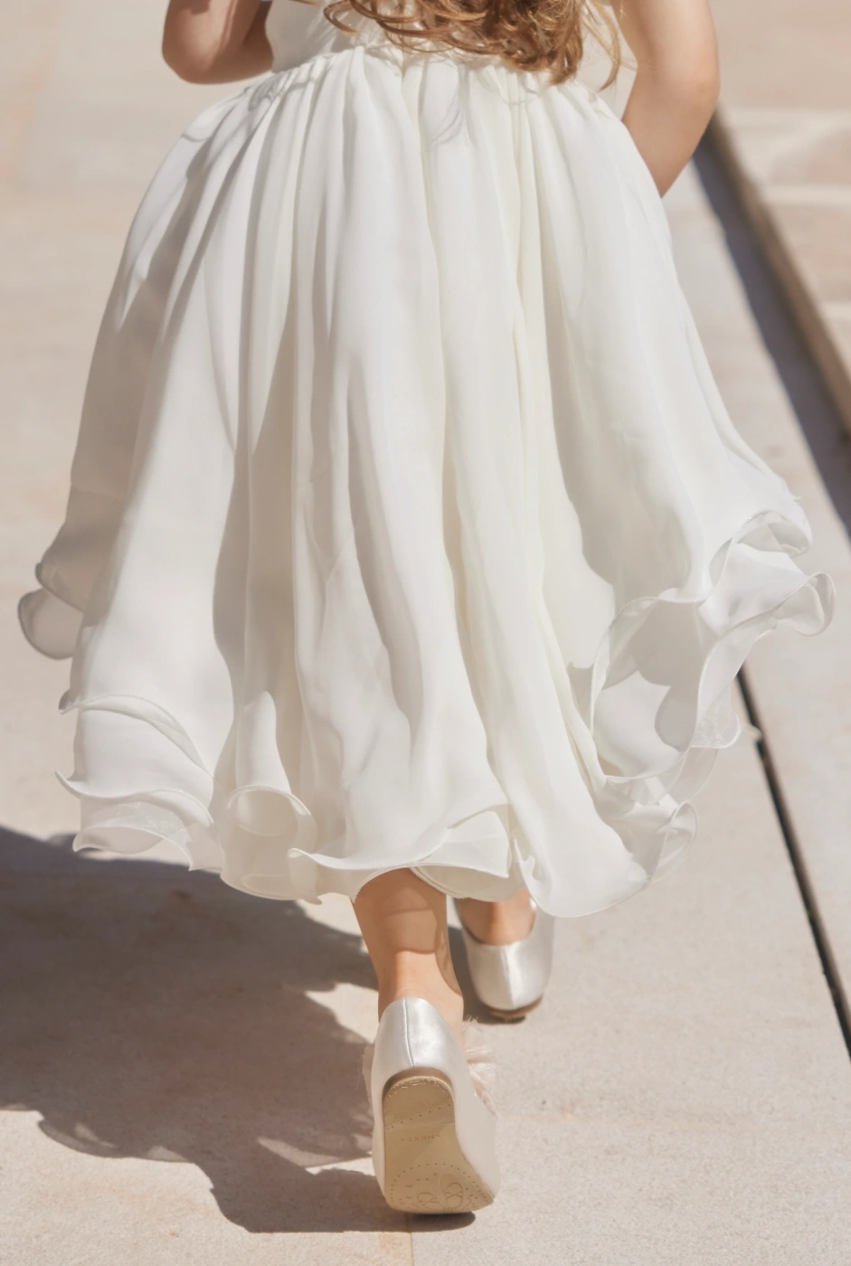Ajla - Tailliertes Kinder-Knitterkleid mit Blumenapplikationen und asymmetrischem Unterteil