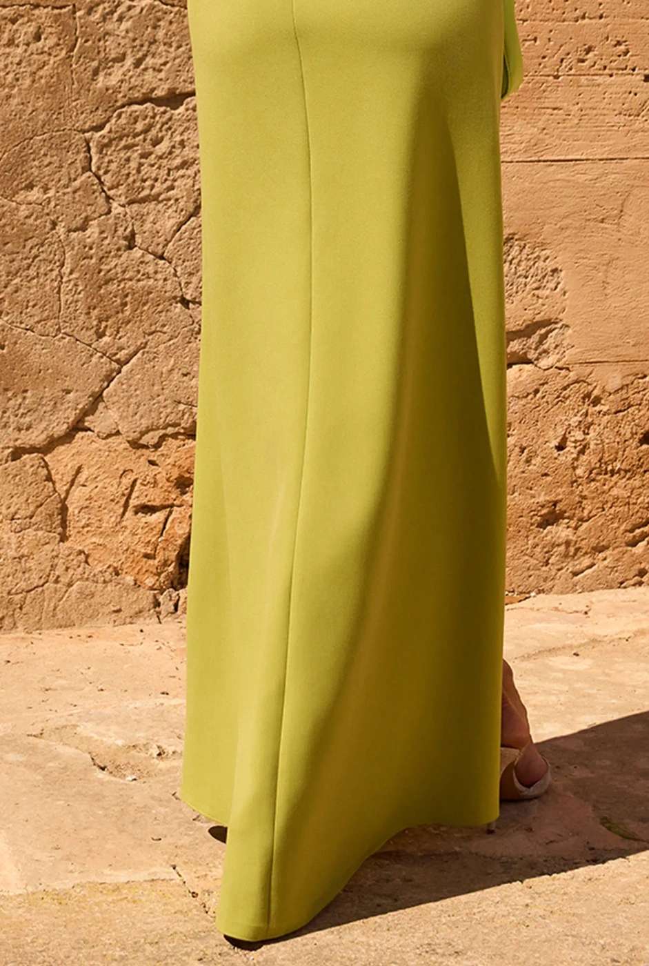 Jamila - asymmetrisches Maxikleid mit Federn
