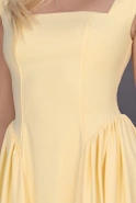Yonca – gelbes Midi-Kleid mit eckigem Ausschnitt