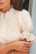 Aytona - durchbrochenes Kleid mit Maxilänge in einem Beigeton